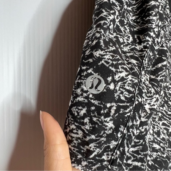 LULULEMON Run Times Short in Iced Wave. Size 6 - Picture 12 of 15